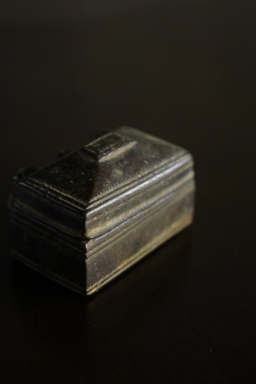 SOLD > bronze mini case