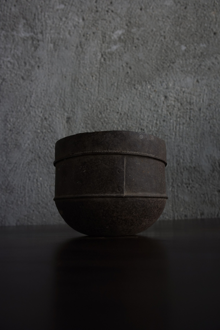narrow botom iron pot